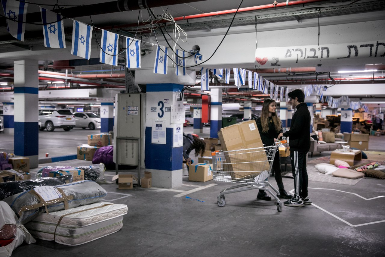 Израильская Правда. Добровольцы некоммерческой организации Eran’s Angels упаковывают одежду, еду, игрушки и других предметы первой необходимости