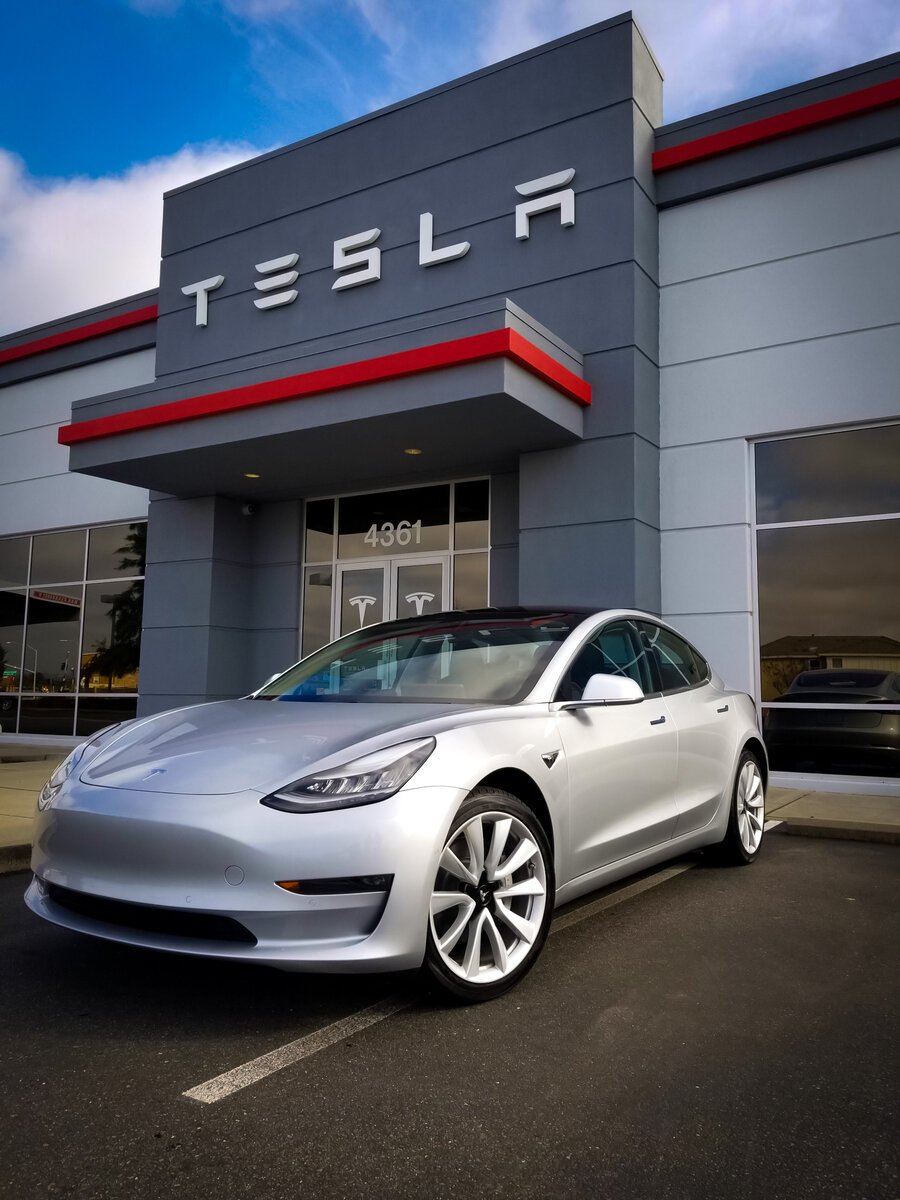 Израильская Правда. В Петах-Тикве сотни владельцев автомобилей Tesla устроили световое шоу в поддержку заложников