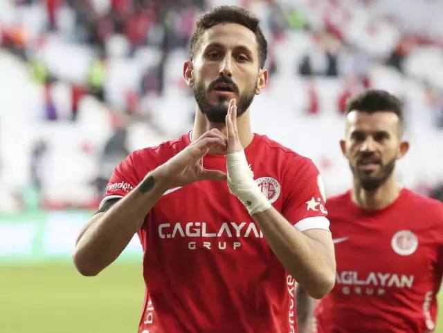 Израильская Правда. Израильский футболист Сагив Йехезкель вылетел из Турции в Израиль.