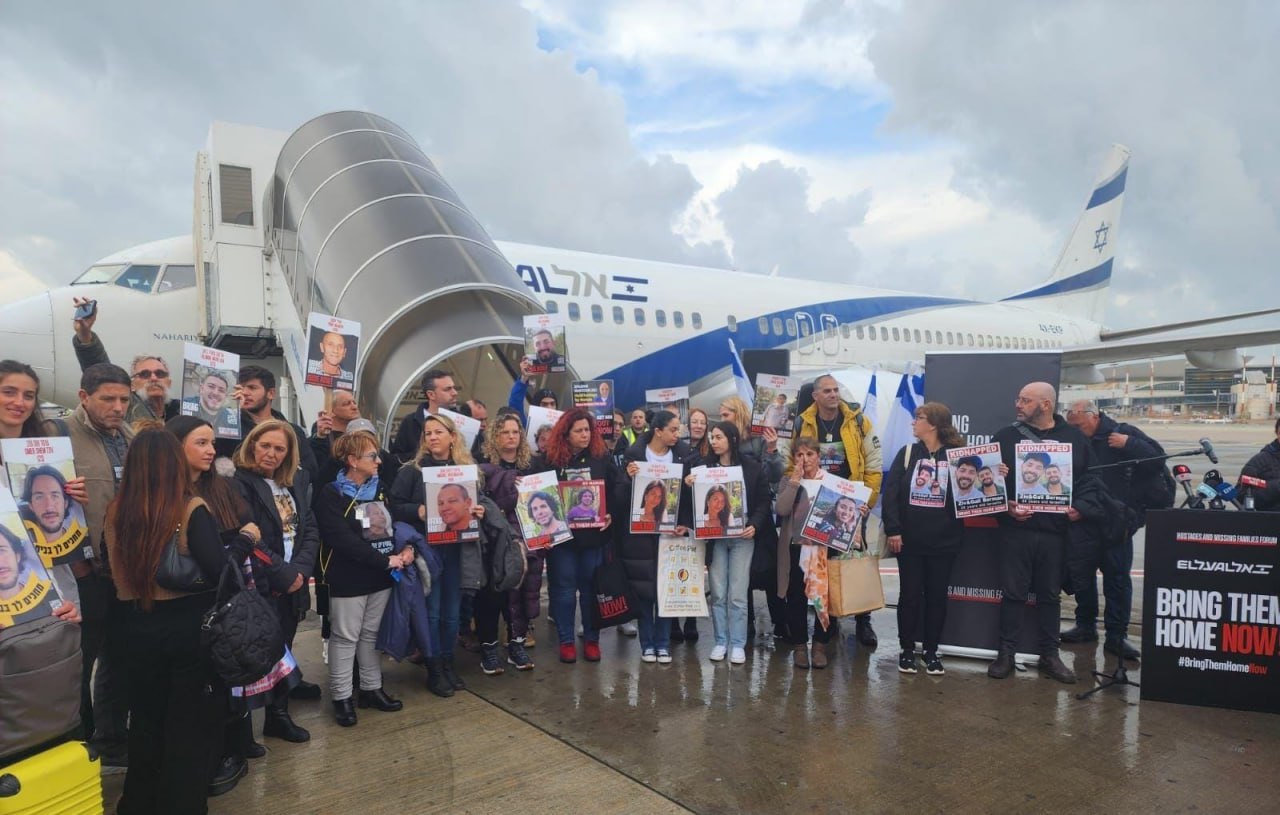 Израильская Правда. Рейс LY131 авиакомпании «Эль-Аль» вылетел вместе со членами похищенных семей в Гаагу.