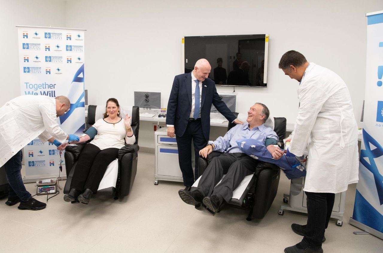 Израильская Правда. Майк Помпео и его жена сдали кровь в новом реабилитационном центре