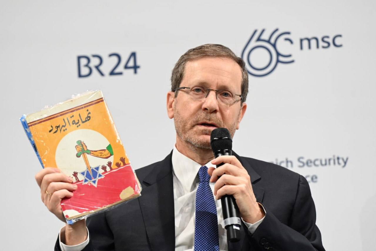 Израильская Правда. Президент Израиля Ицхак Герцог продемонстрировал на конференции по безопасности в Мюнхене, книгу найденую в Газе. «Конец евреев»