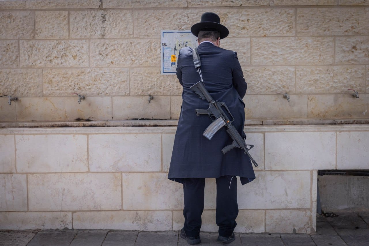 Израильская Правда. Стоп-кадр: вооруженный ультраортодоксальный еврей в Иерусалиме.