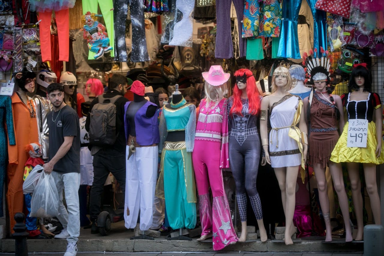 Израильская Правда. Израильтяне покупают костюмы на предстоящий праздник Пурим.