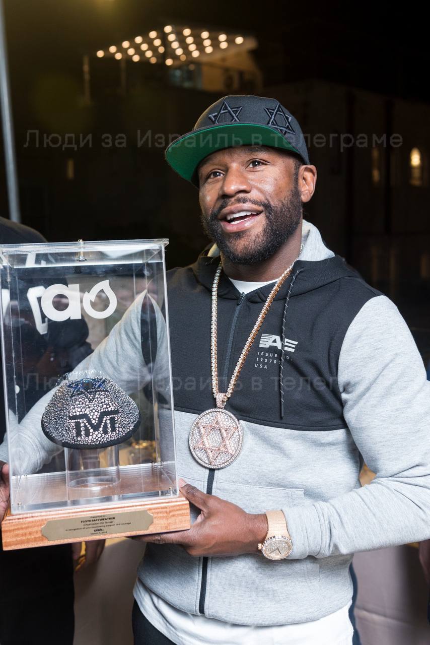 Израильская Правда. Легенда бокса Флойд Мейвезер получил награду «Чемпион Израиля» у Стены Плача.