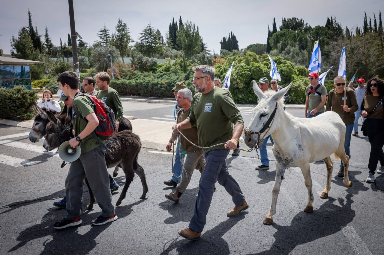 Израильская Правда. Активисты движения «Братья по оружию» вышли сегодня на акцию протеста к офису премьер-министра в Иерусалиме.