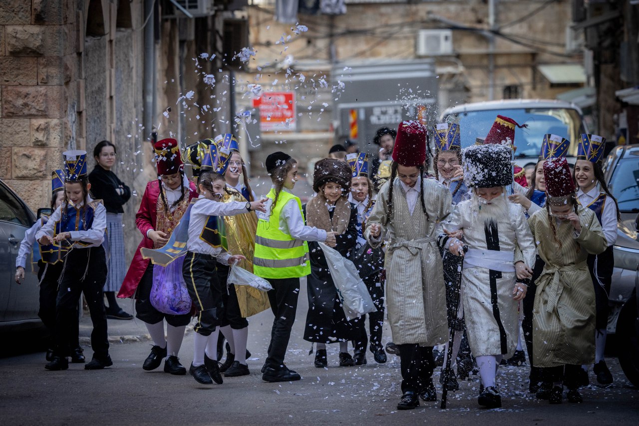 Израильская Правда. В иерусалимском ультраортодоксальном квартале Меа Шеарим уже начались уличные шествия в честь предстоящего праздника Пурим.