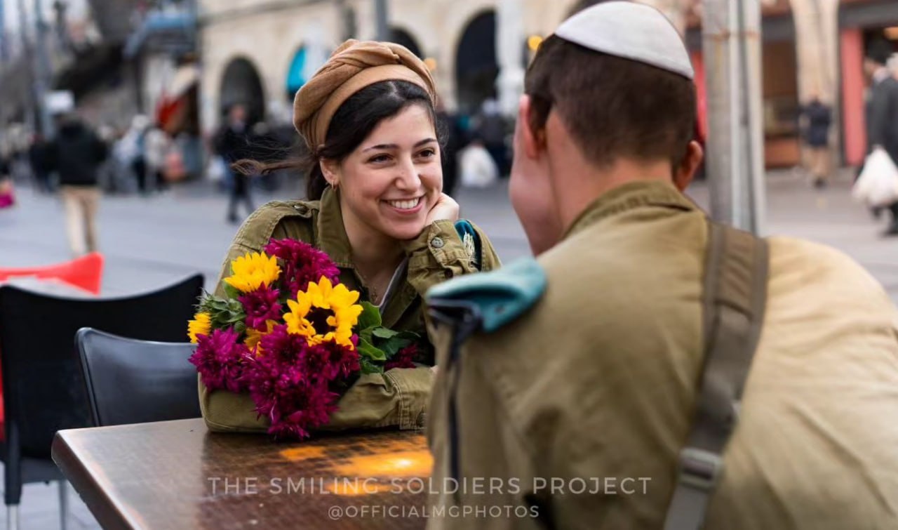 Израильская Правда — Либа солдат-одиночка из Парижа и Михаель солдат-одиночка из Москвы познакомились в декабре 2022.