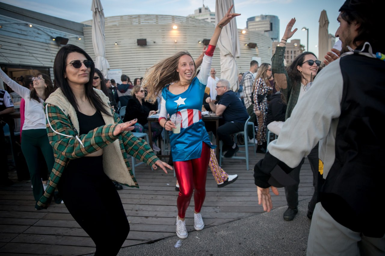 Израильская Правда. На тель-авивском пляже — костюмированное представление во время праздника Пурим.