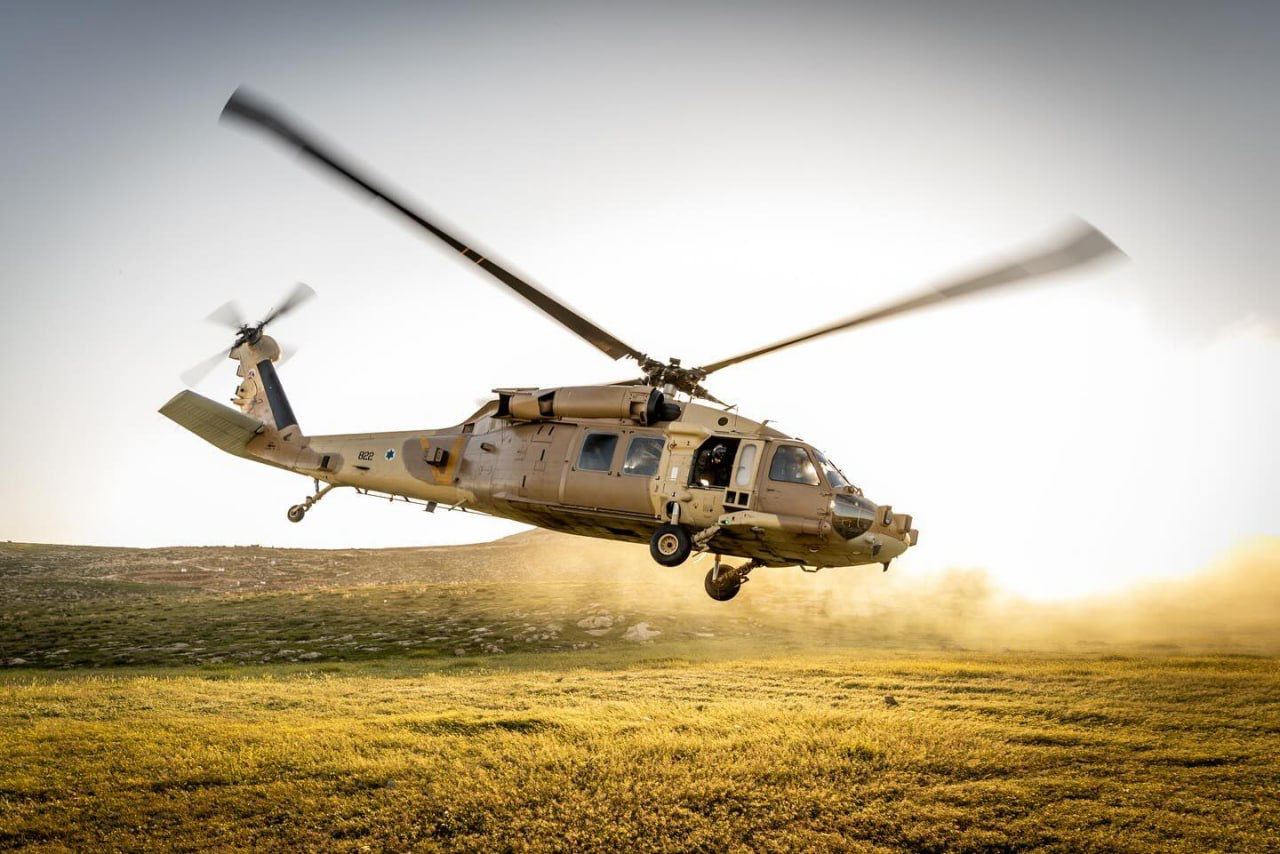 Израильская Правда. Во время учений тактическое спасательное подразделение 669 ВВС и спасательные команды Иерусалимской бригады смоделировали сценарий эвакуации нескольких человек под огнем.