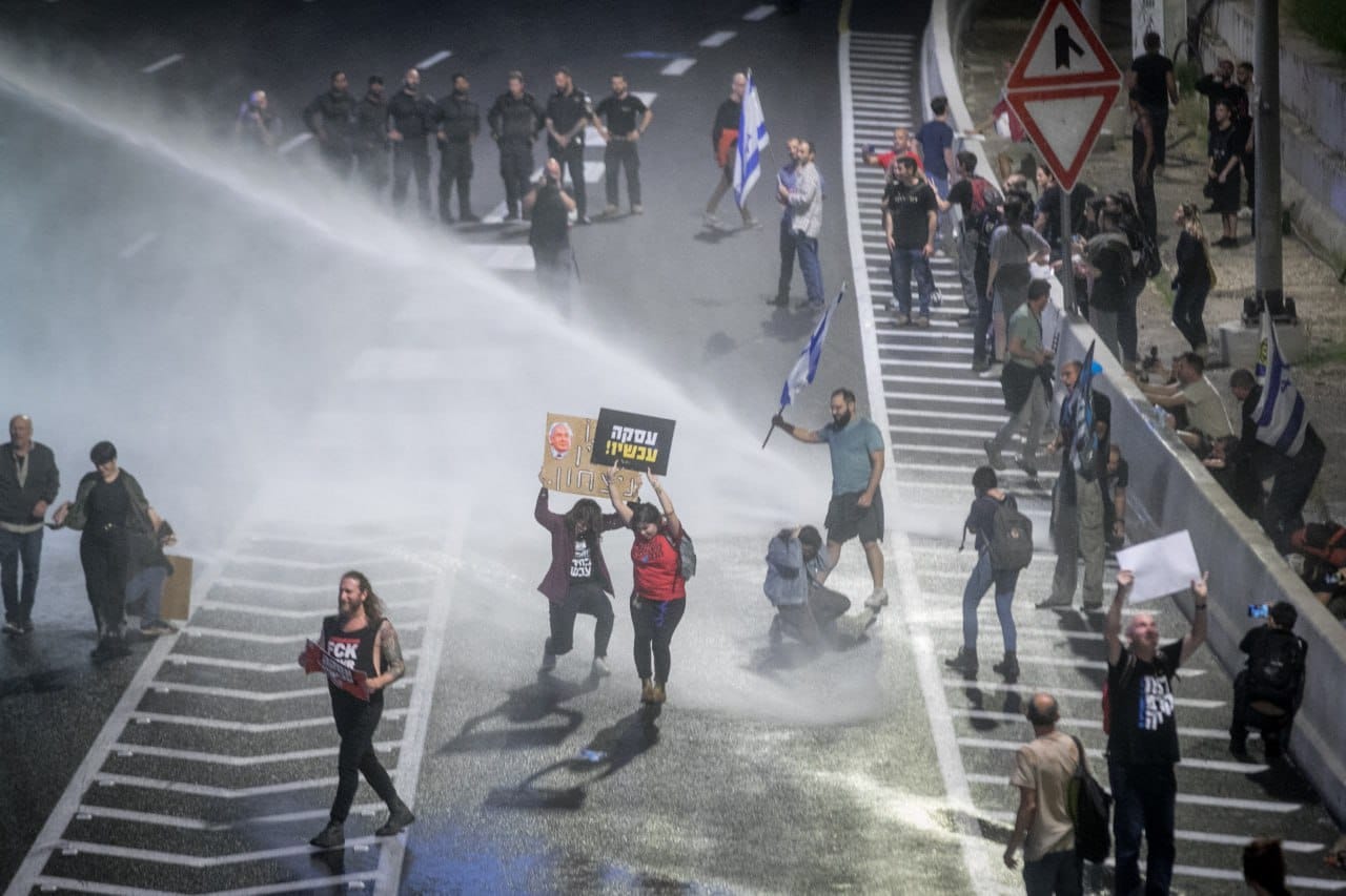 Израильская Правда — полиция использовала водометы для разгона демонстрантов, которые блокировали шоссе Аялон в Тель-Авиве.