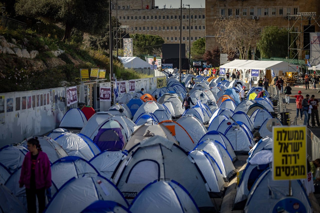 Израильская Правда. Возле входа в Кнессет в Иерусалиме раскинулся палаточный городок.
