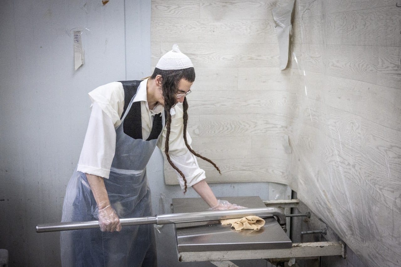 Израильская Правда. Ультраортодоксальные евреи в Иерусалиме заняты выпечкой мацы в преддверии праздника Песах.