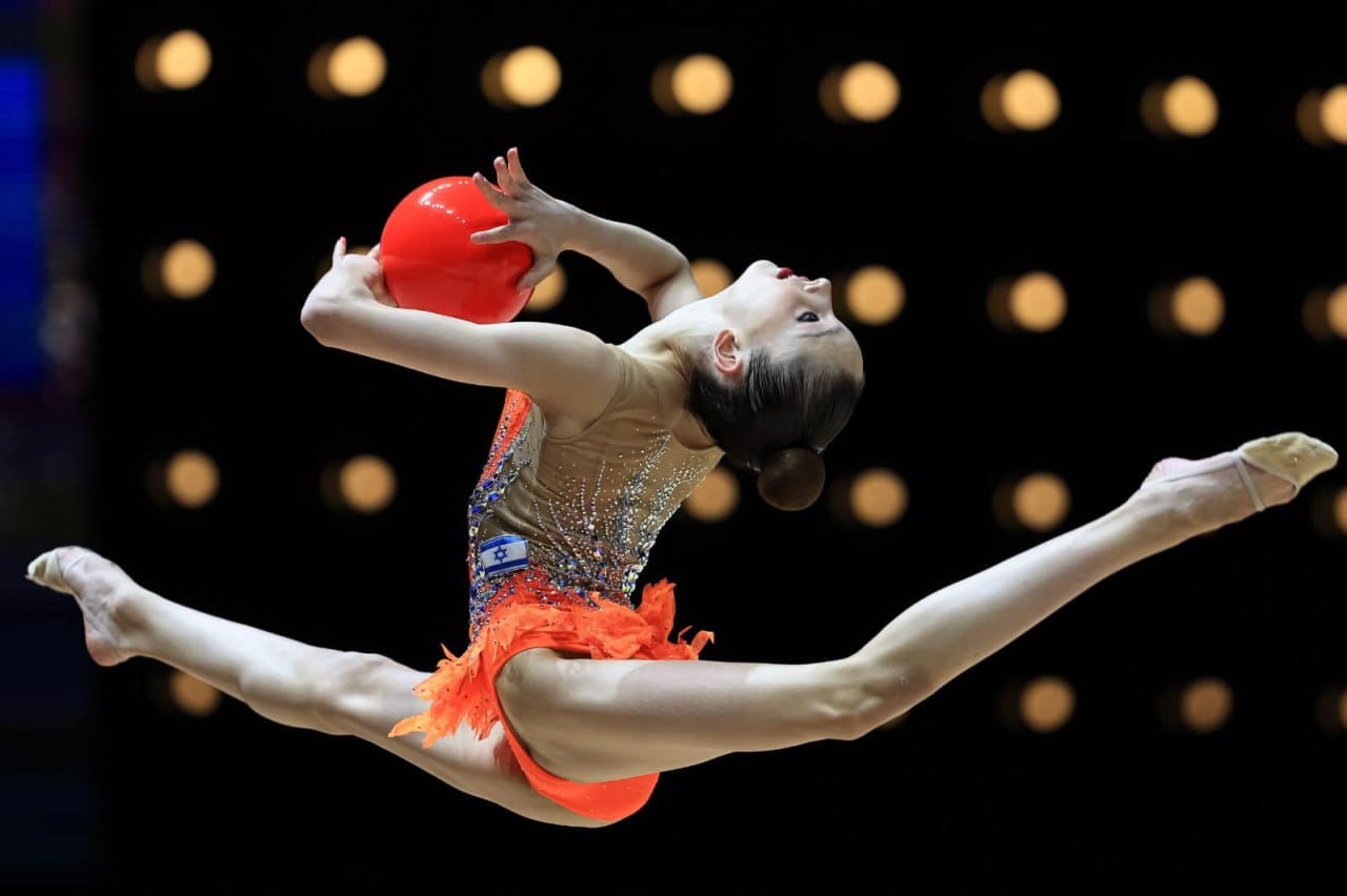 Израильская Правда. Израильтянка Дарья Атаманов выиграла золотую медаль 🥇 в упражнении с обручем с результатом 35.55 балла