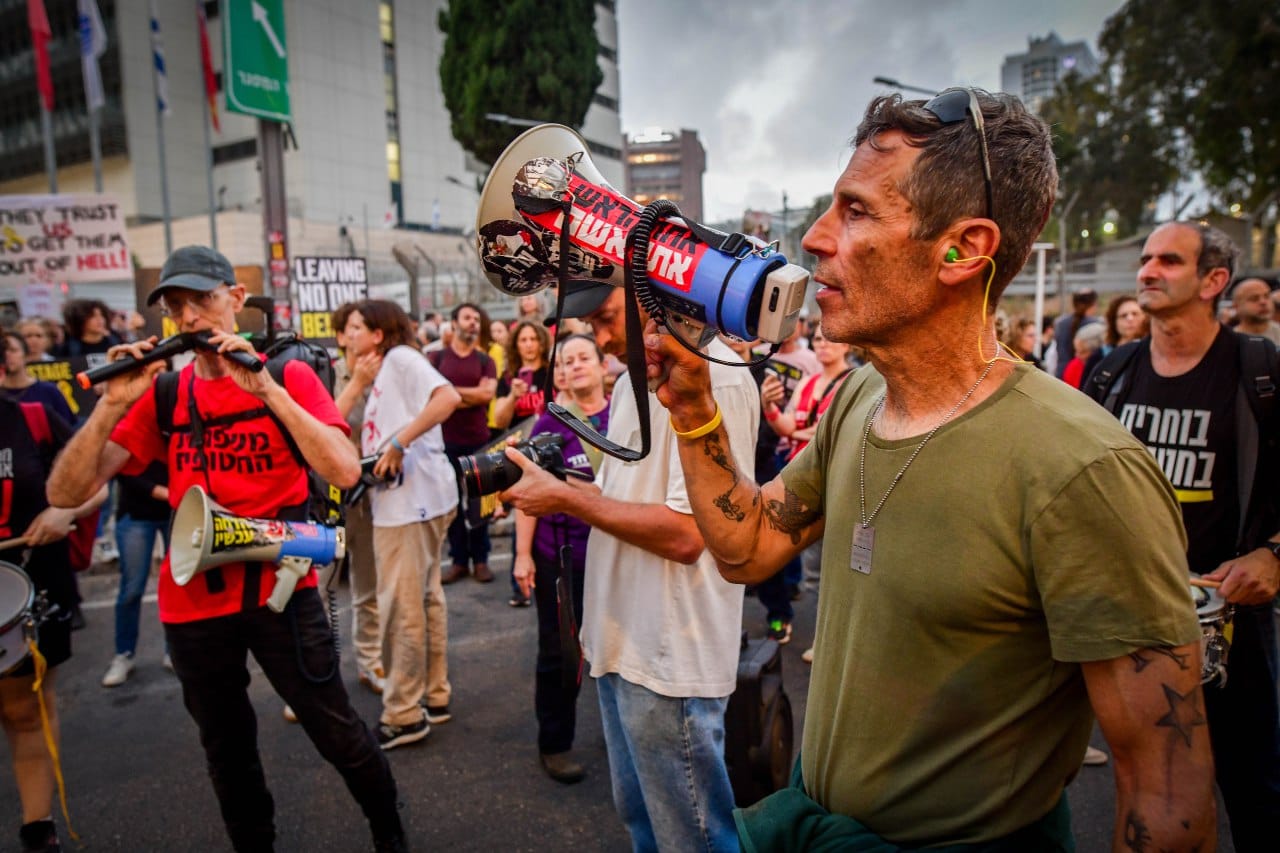 Израильская Правда — в Тель-Авиве, рядом с комплексом правительственных зданий Кирия, прошла очередная манифестация протеста.