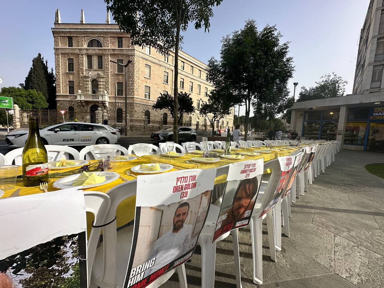 Израильская Правда — Пасхальный стол для 133 заложников установили напротив резиденции премьер-министра в Иерусалиме.