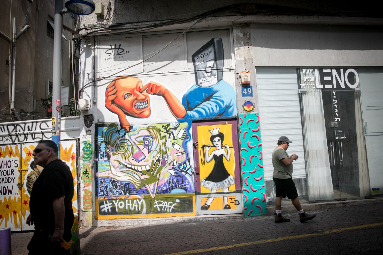 Израильская Правда. Красочные граффити в районе улицы Нахалат Биньямин в Тель-Авиве.