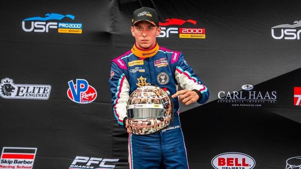 Израильская Правда. Израильский автогонщик Ариэль Элькин, участвовавший в «Формуле-4» не положил шлем на подиум