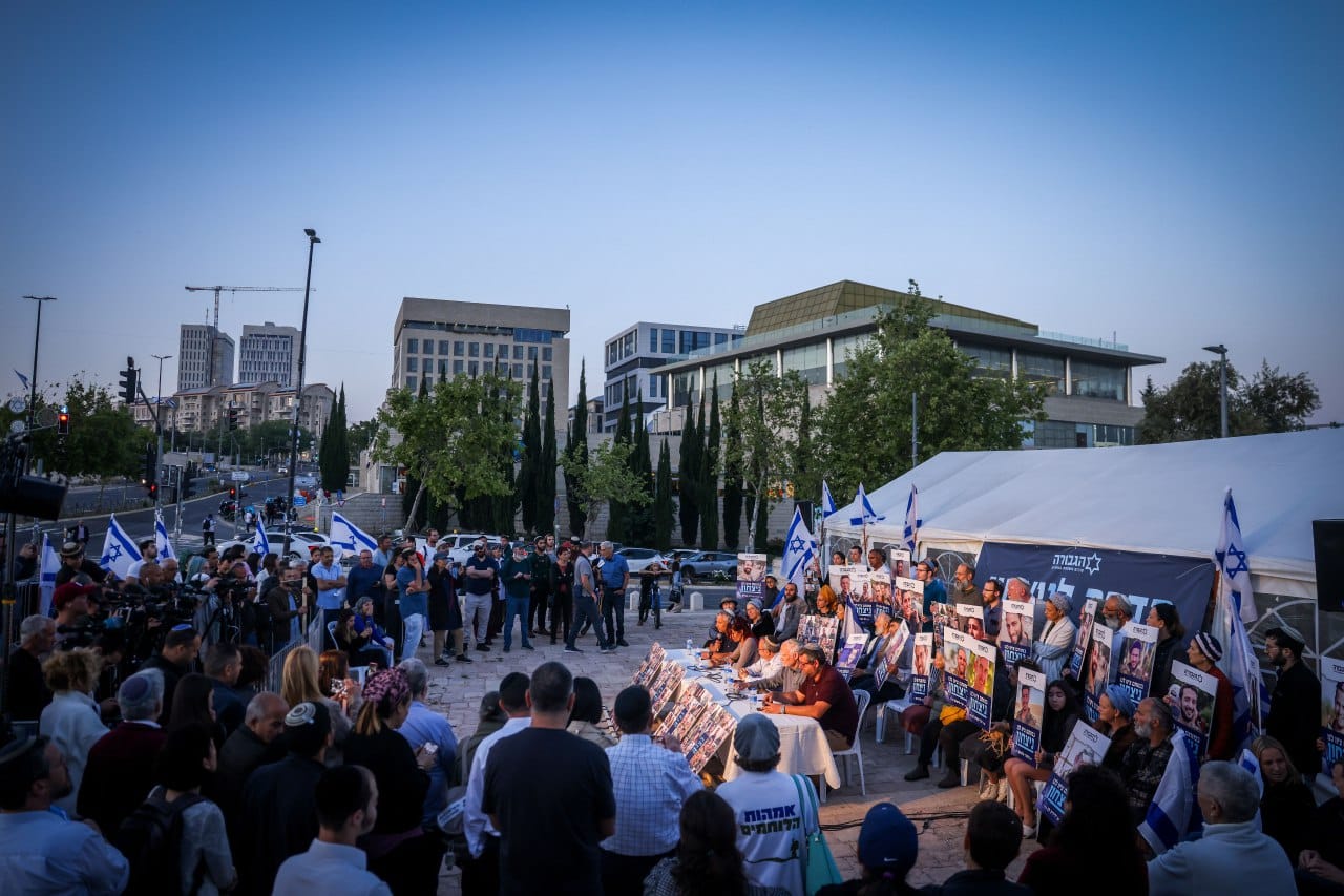 Израильская Правда. Семьи солдат, погибших во время нынешней войны Израиля с ХАМАСОм, и выступающие против прекращения военных действий