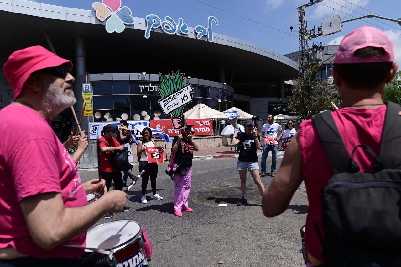 Израильская Правда. у дома министра Бени Ганца в Рош-Айне прошла акция протеста.