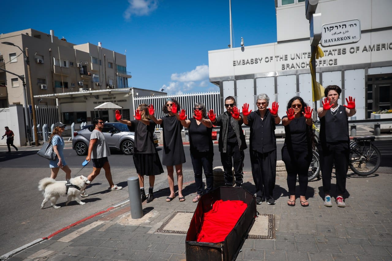 Израильская Правда. Сегодня возле филиала американского посольства в Тель-Авиве прошла небольшая акция протеста.