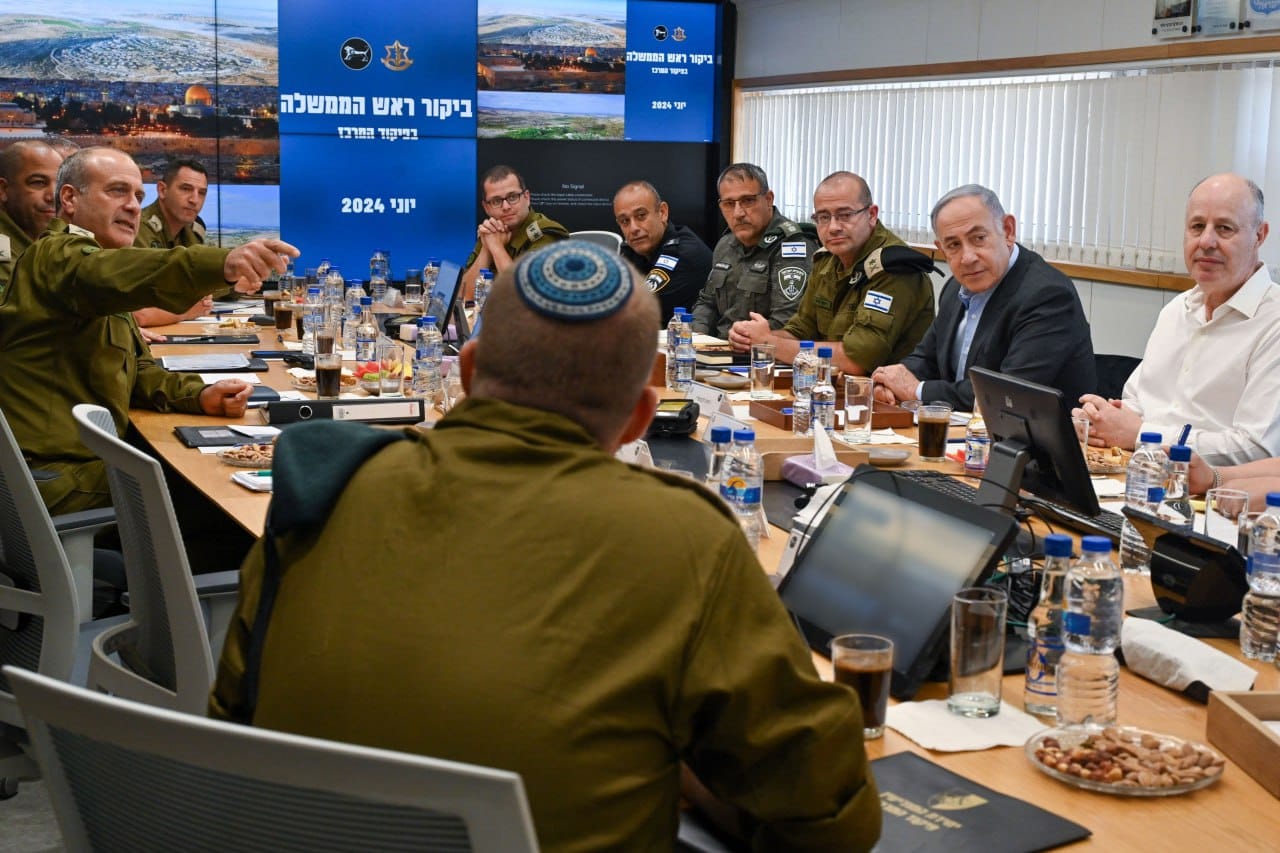 Израильская Правда: Премьер-министр Биньямин Нетаниягу провёл совещание по оценке ситуации в области безопасности в Центральном военном округе.