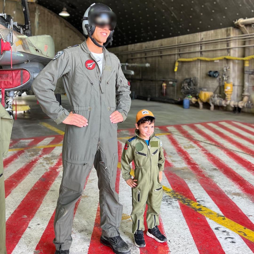 Израильская Правда. Дети из организации «Жизнь» для больных раком посетили 253-ю истребительную эскадрилью «Негев»