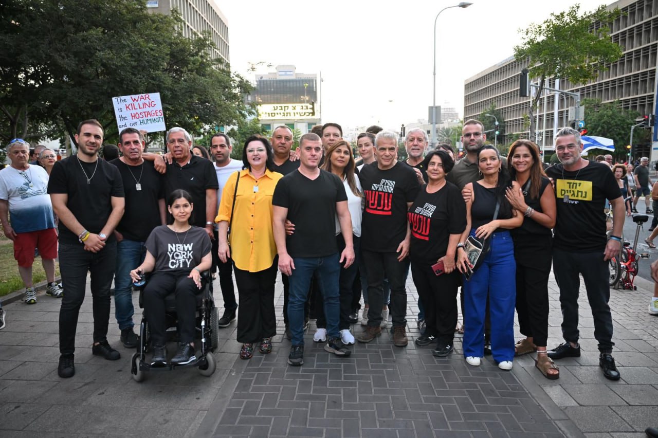 Израильская Правда. экс-премьер-министр Яир Лапид и члены Кнессета от «Еш Атид» пришли на демонстрацию