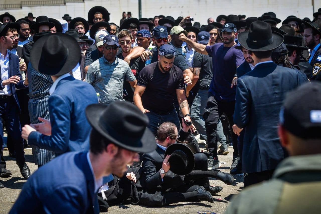 Израильская Правда — Акция протеста проходила возле призывного центра ЦАХАЛа в Тель-ха-Шомер.