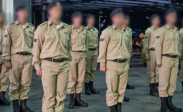 Солдаты девушки и парни получили значок водолаза и присоединились к 7-й флотилии подводных лодок.