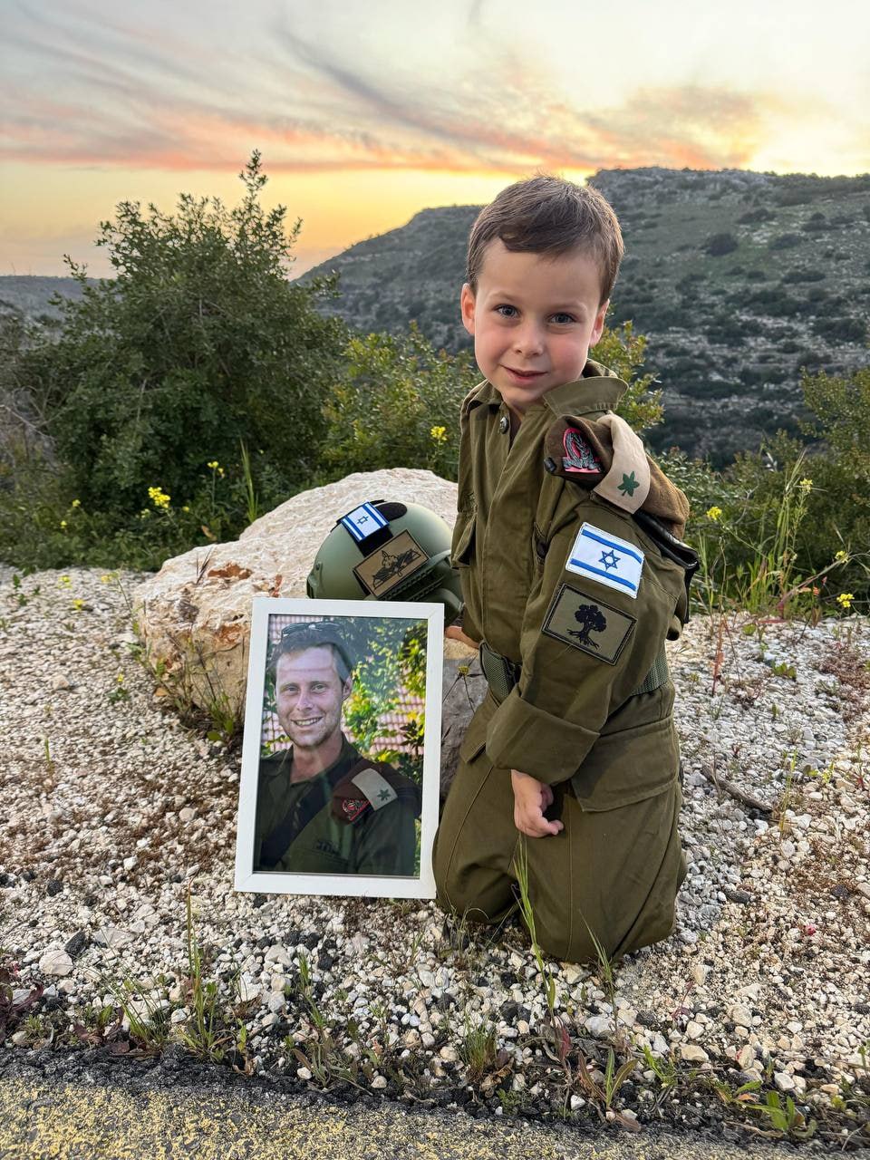 Лави Шамир оделся, как его отец Моти Шамир офицер разведывательного подразделения боевой бригады «Голани».