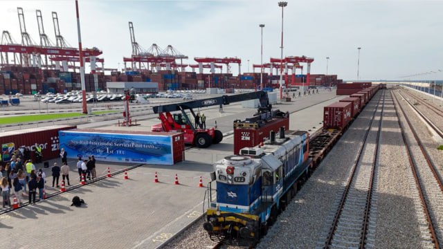 Новая эра: первый контейнерный поезд отправился из порта Хайфа