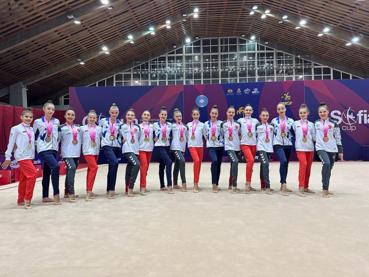 Три медали в их первом соревновании сезона в Болгарии 🥇🥈🥈