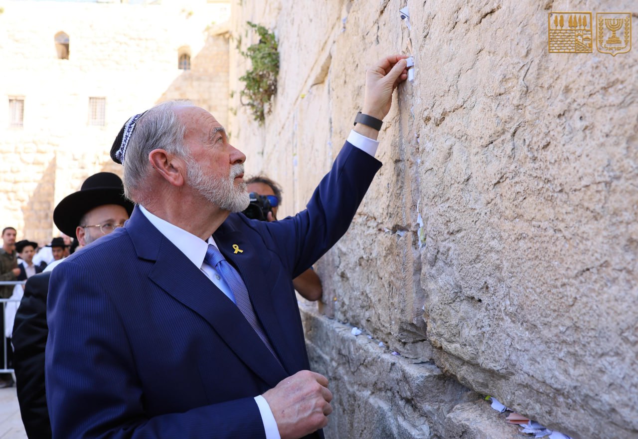 Новый посол США в Израиле Майк Хакаби начал свою дипломатическую миссию с эмоционального визита к Стене Плача