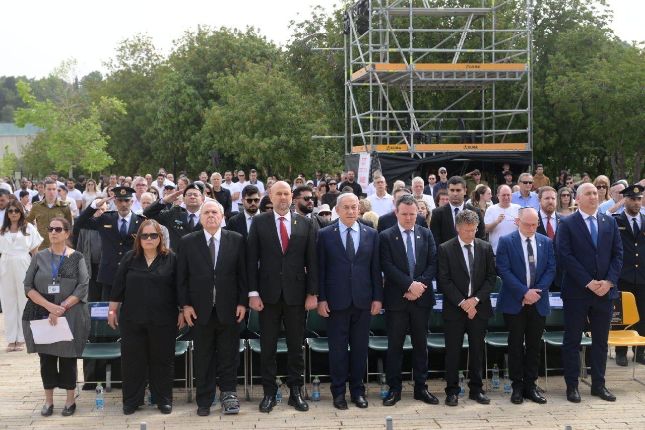 Премьер-министр Биньямин Нетаниягу на церемонии возложения венков в память о жертвах Холокоста в Яд Вашем