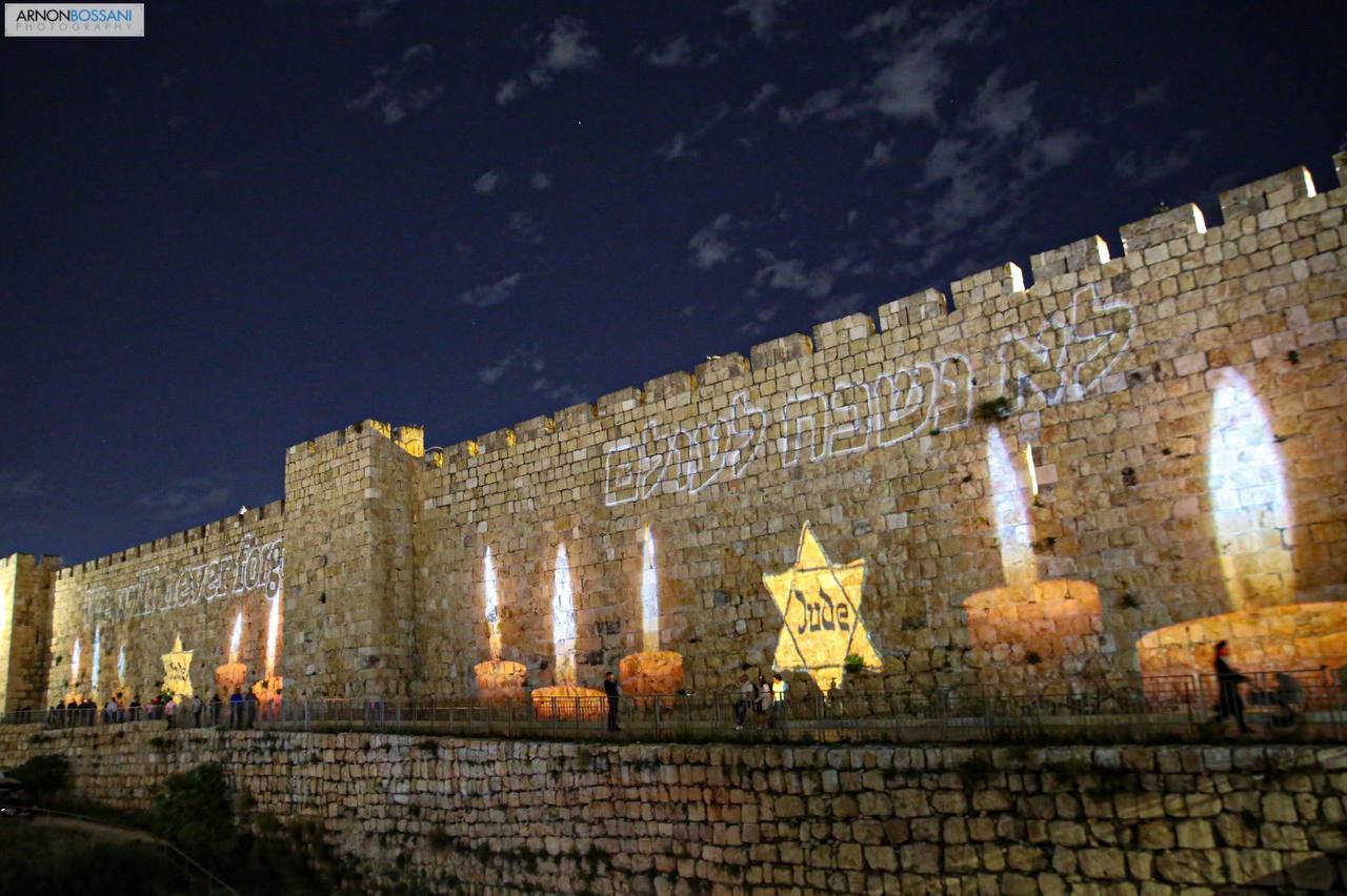 «Путь к Освенциму был вымощен безразличием», — Саша Барон Коэн.