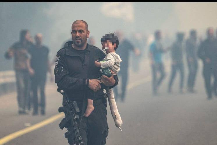 Невероятные вчерашние фотографии от пожарно-спасательной службы.