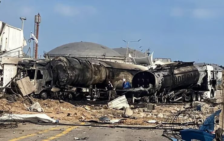 все нефтеперерабатывающие заводы на данный момент прекратили свою работу после иранского ракетного обстрела.