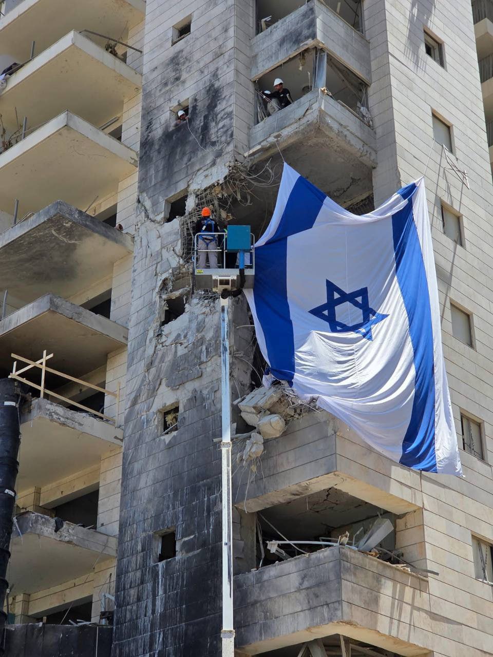 Поврежденное здание в центре страны