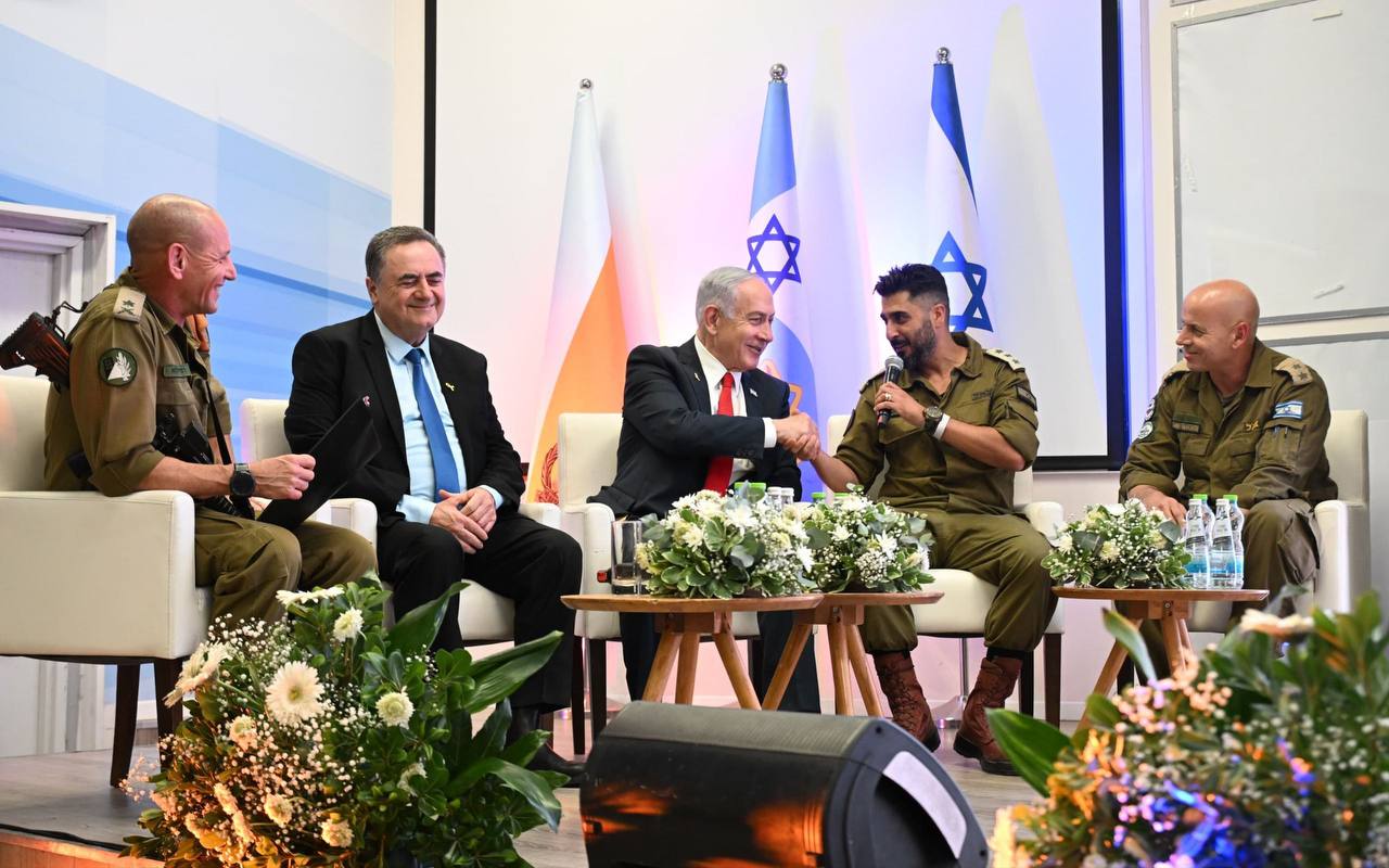 Премьер-министр Нетаниягу на базе команды тыла: