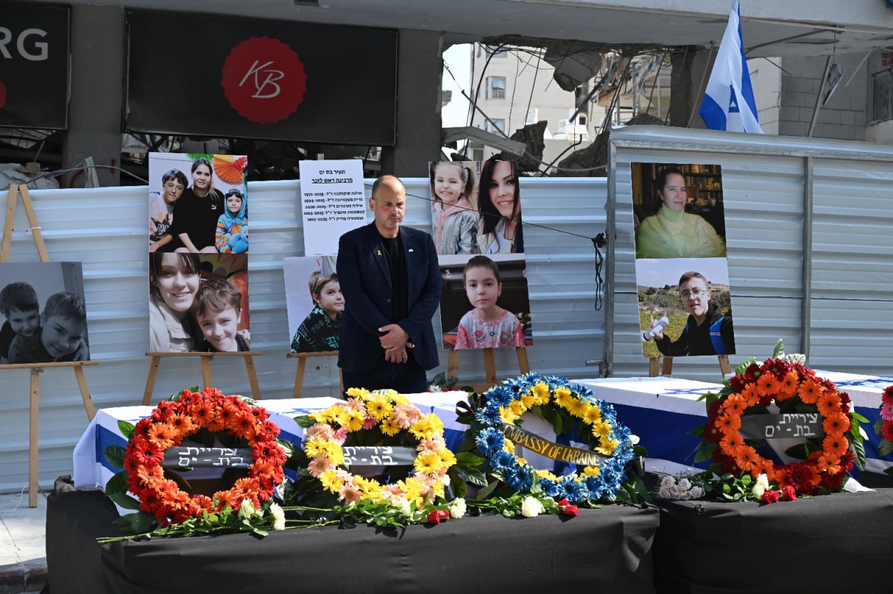 В городе Бат-Ям на месте падения иранской ракеты состоялась церемония прощания с пятью гражданами Украины
